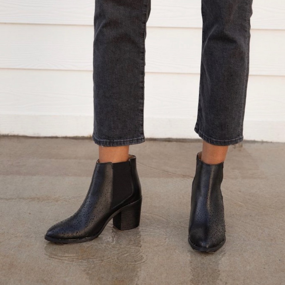 Nisolo Chelsea Commuter boots
